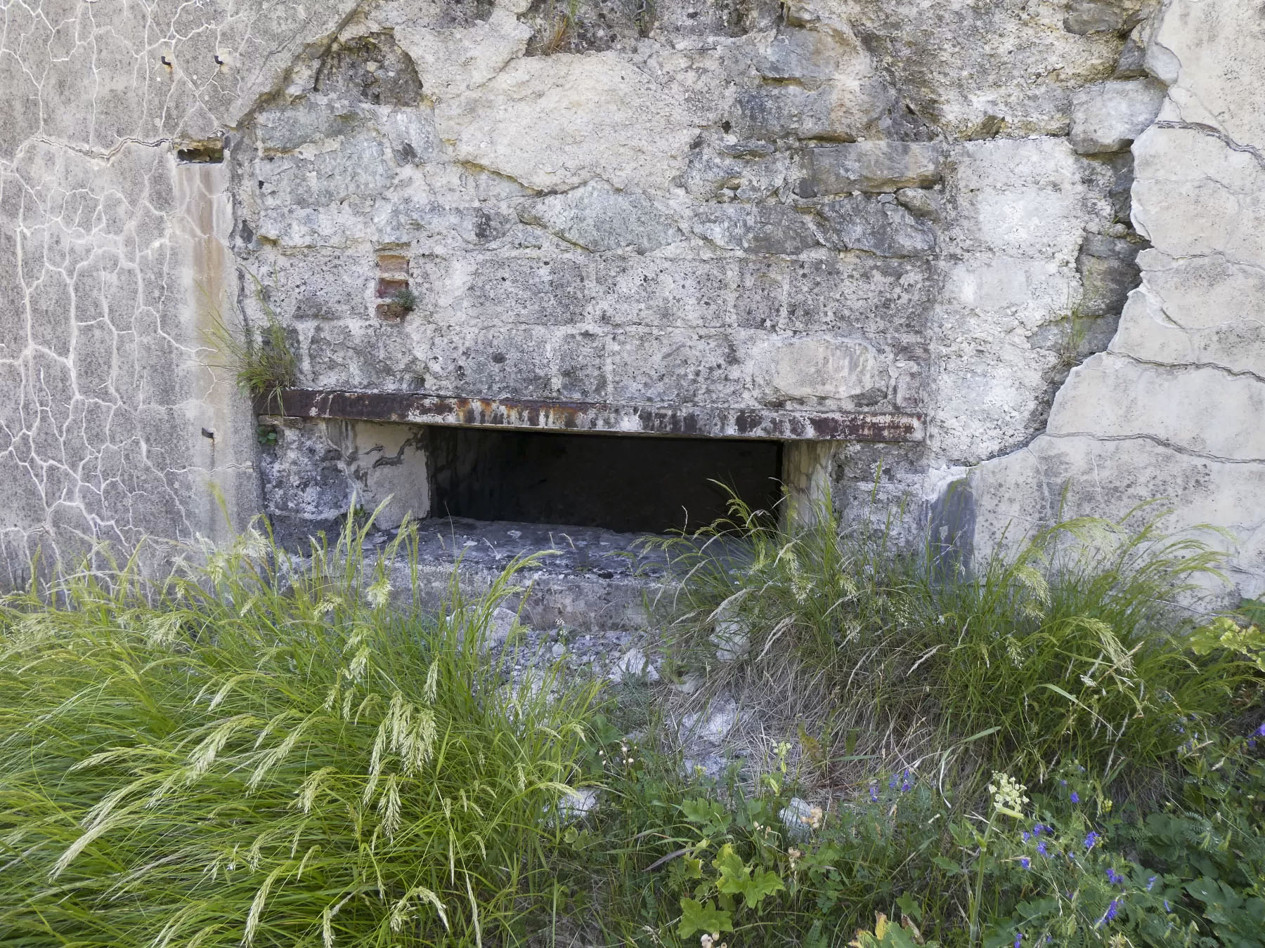 Ligne Maginot - REPLATON (QUARTIER ARC - 71° BAF) - (Position d'artillerie préparée) - Batterie D
Créneau pour mitrailleuse aménagé dans une entrée - ELLENA Daniel - CUNY Philippe