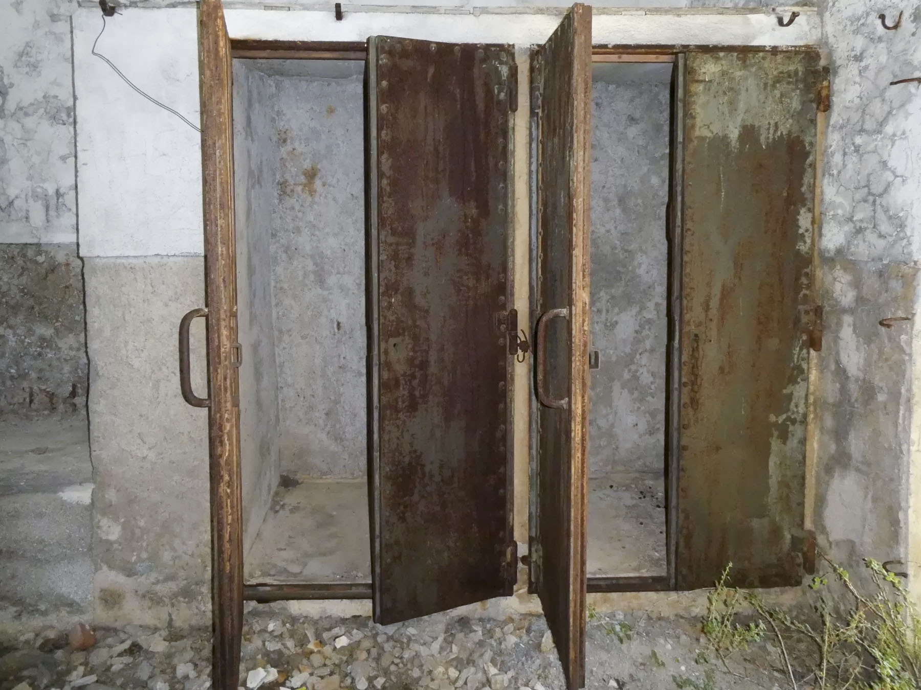 Ligne Maginot - REPLATON (QUARTIER ARC - 71° BAF) - (Position d'artillerie préparée) - Batterie A
Armoire à munitions - ELLENA Daniel - CUNY Philippe