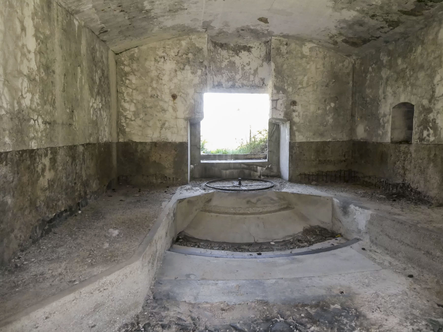 Ligne Maginot - REPLATON (QUARTIER ARC - 71° BAF) - (Position d'artillerie préparée) - Batterie A
Chambre de tir modifiée pour un canon de 75 sur plateforme cuve - ELLENA Daniel - CUNY Philippe