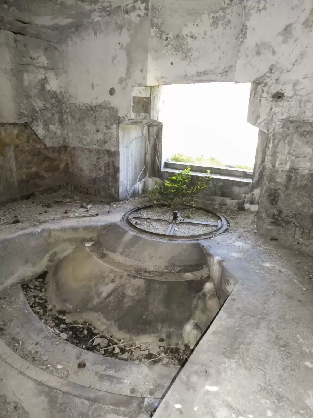 Ligne Maginot - REPLATON (QUARTIER ARC - 71° BAF) - (Position d'artillerie préparée) - Batterie A
Chambre de tir modifiée pour un canon de 75 sur plateforme cuve - ELLENA Daniel - CUNY Philippe