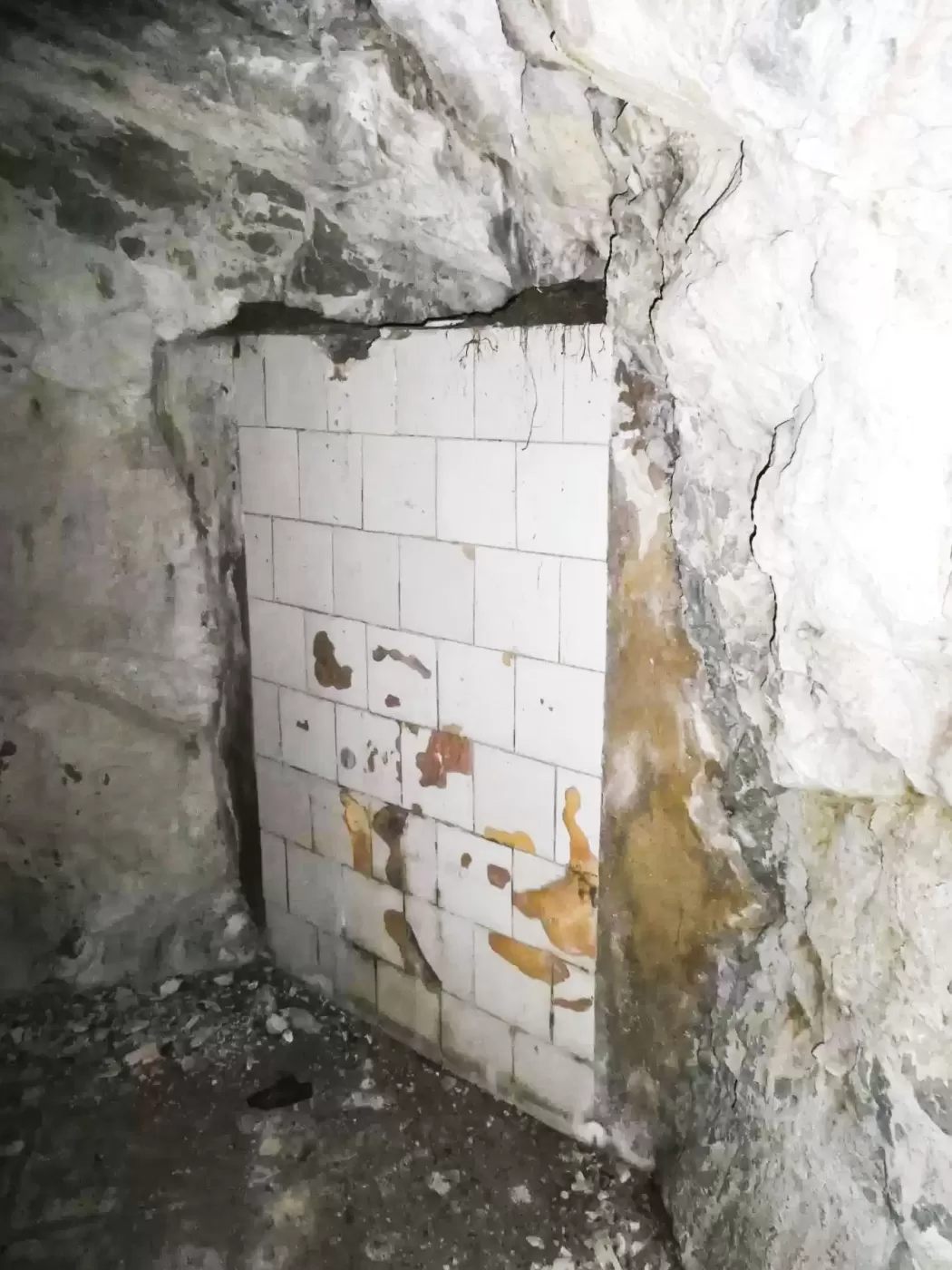 Ligne Maginot - REPLATON REDOUTE - (Blockhaus pour arme infanterie) - Magasin sous roc 
Deux plans en faïence dans la chicane de l'escalier permettent l'éclairage naturel du magasin par réflexion de la lumière solaire
 - ELLENA Daniel - CUNY Philippe