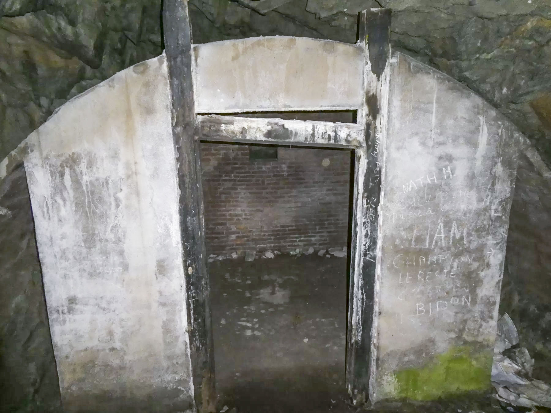 Ligne Maginot - REPLATON REDOUTE - (Blockhaus pour arme infanterie) - Magasin sous roc - ELLENA Daniel - CUNY Philippe