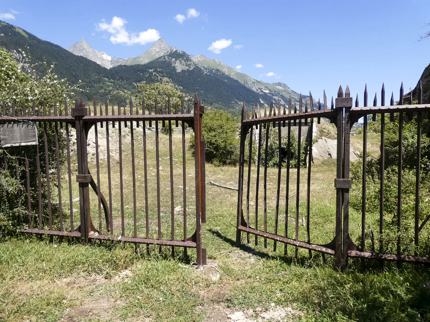 Ligne Maginot - REPLATON REDOUTE - (Blockhaus pour arme infanterie) - Entrée de la redoute - ELLENA Daniel - CUNY Philippe