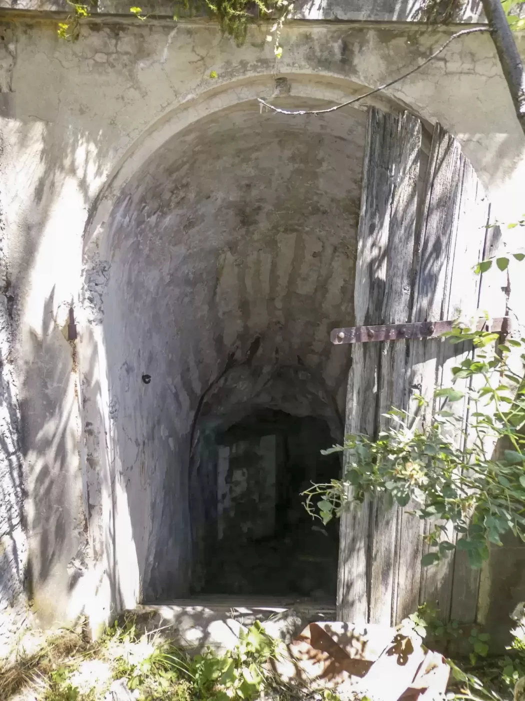 Ligne Maginot - REPLATON REDOUTE - (Blockhaus pour arme infanterie) - Entrée du magasin sous roc - ELLENA Daniel - CUNY Philippe