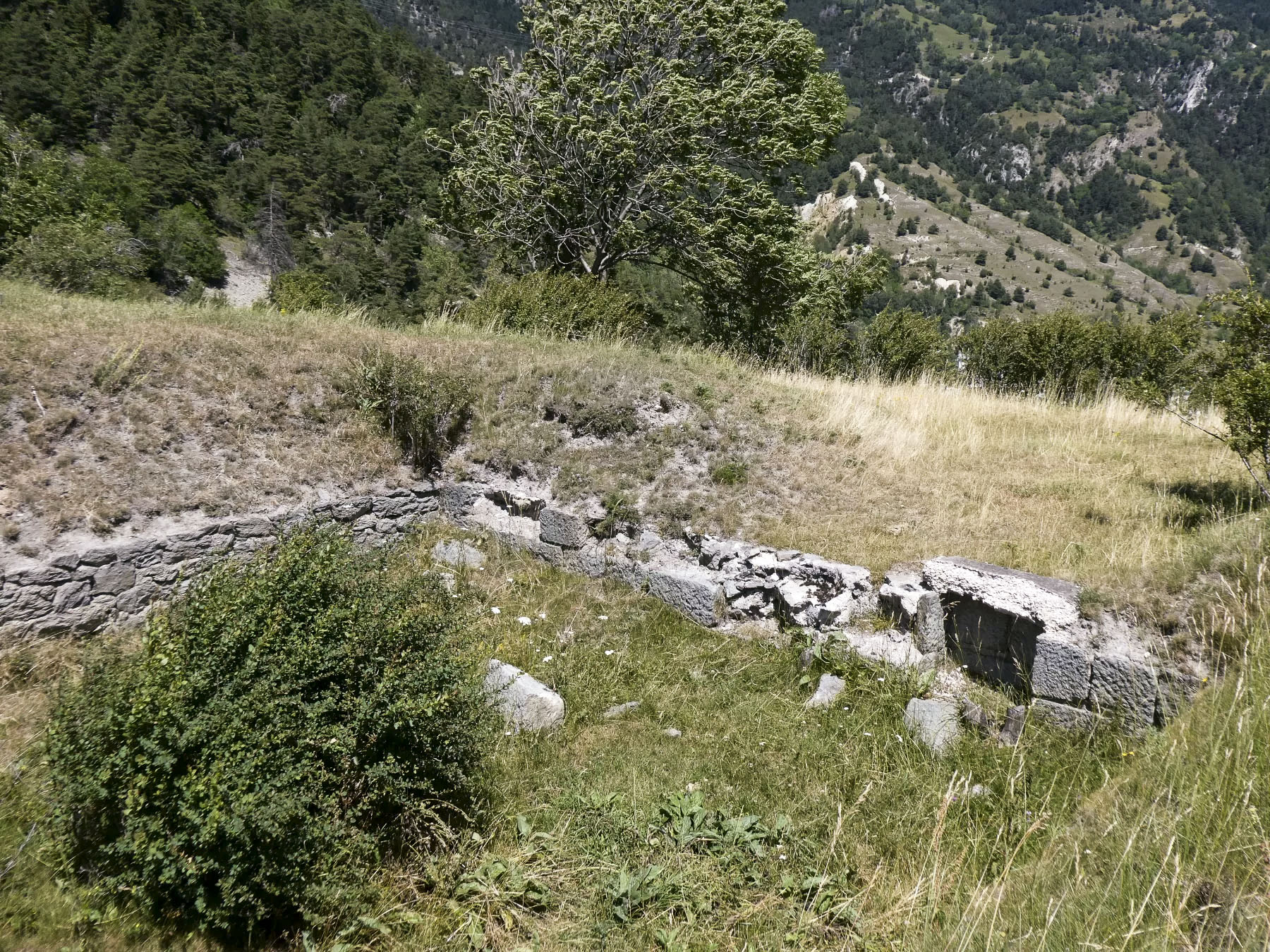 Ligne Maginot - REPLATON REDOUTE - (Blockhaus pour arme infanterie) - Emplacement de pièce du centre - ELLENA Daniel - CUNY Philippe