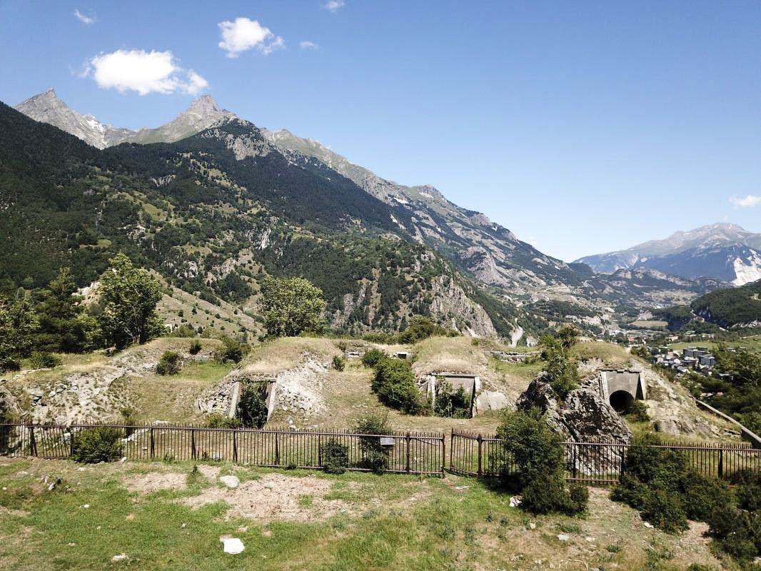 Ligne Maginot - REPLATON REDOUTE - (Blockhaus pour arme infanterie) - Vue sur la grille défensive et l'entrée de la redoute - ELLENA - CUNY