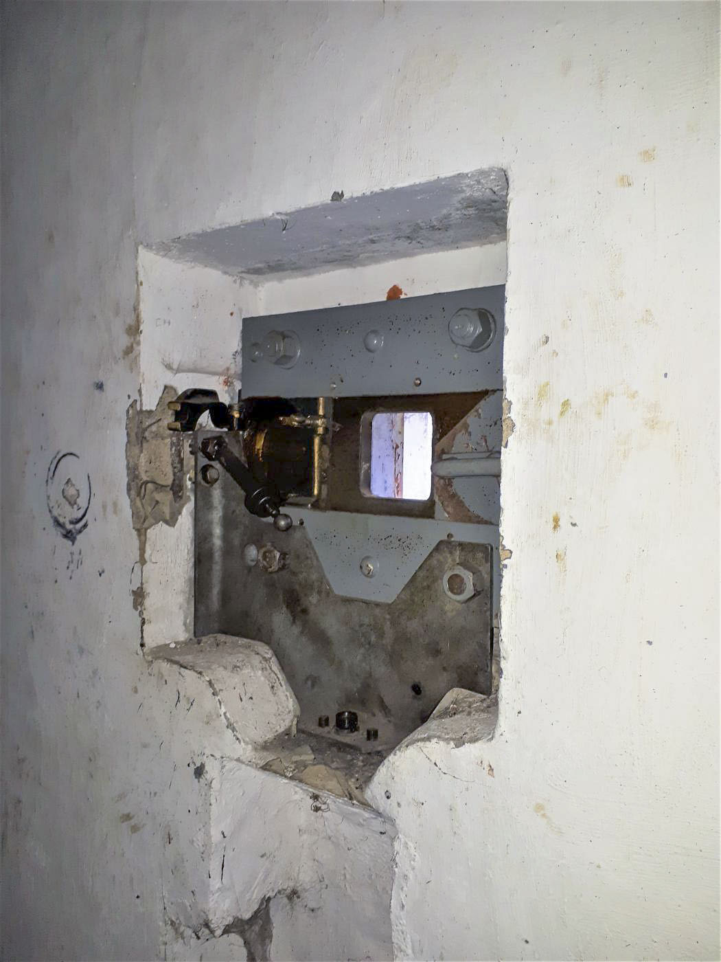 Ligne Maginot - SAINT ANTOINE - (Ouvrage d'artillerie) - Bloc EHM
Créneau FM de défense rapprochée