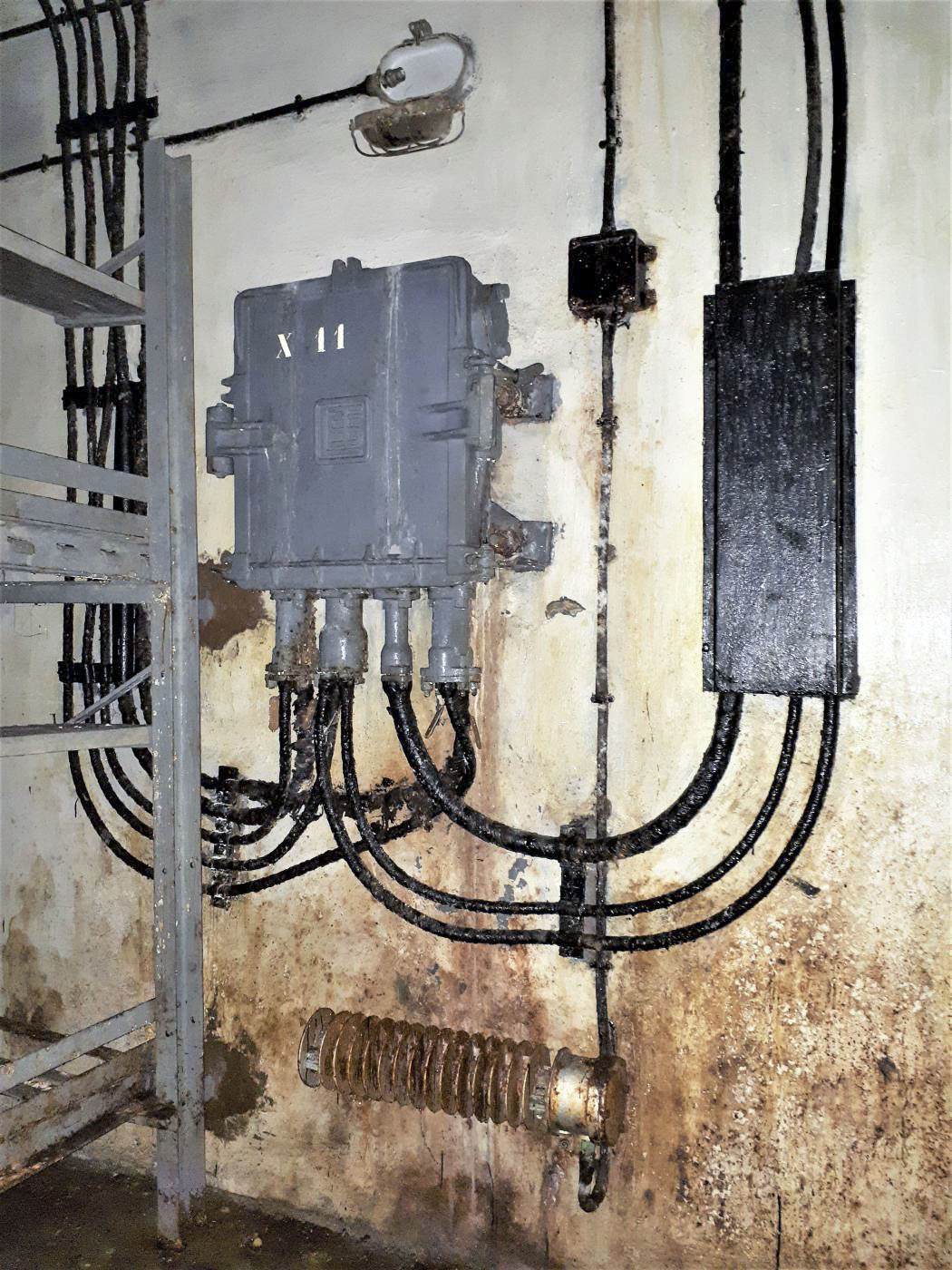 Ligne Maginot - SAINT ANTOINE - (Ouvrage d'artillerie) - Bloc EHM
Etage inférieur
Répartiteur téléphonique