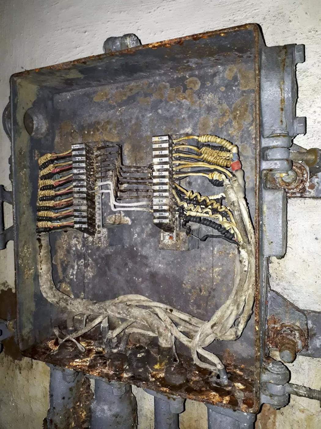 Ligne Maginot - SAINT ANTOINE - (Ouvrage d'artillerie) - Bloc EHM
Etage inférieur
Répartiteur téléphonique