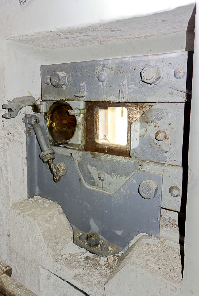 Ligne Maginot - SAINT ANTOINE - (Ouvrage d'artillerie) - Bloc EHM
Créneau FM de défense rapprochée