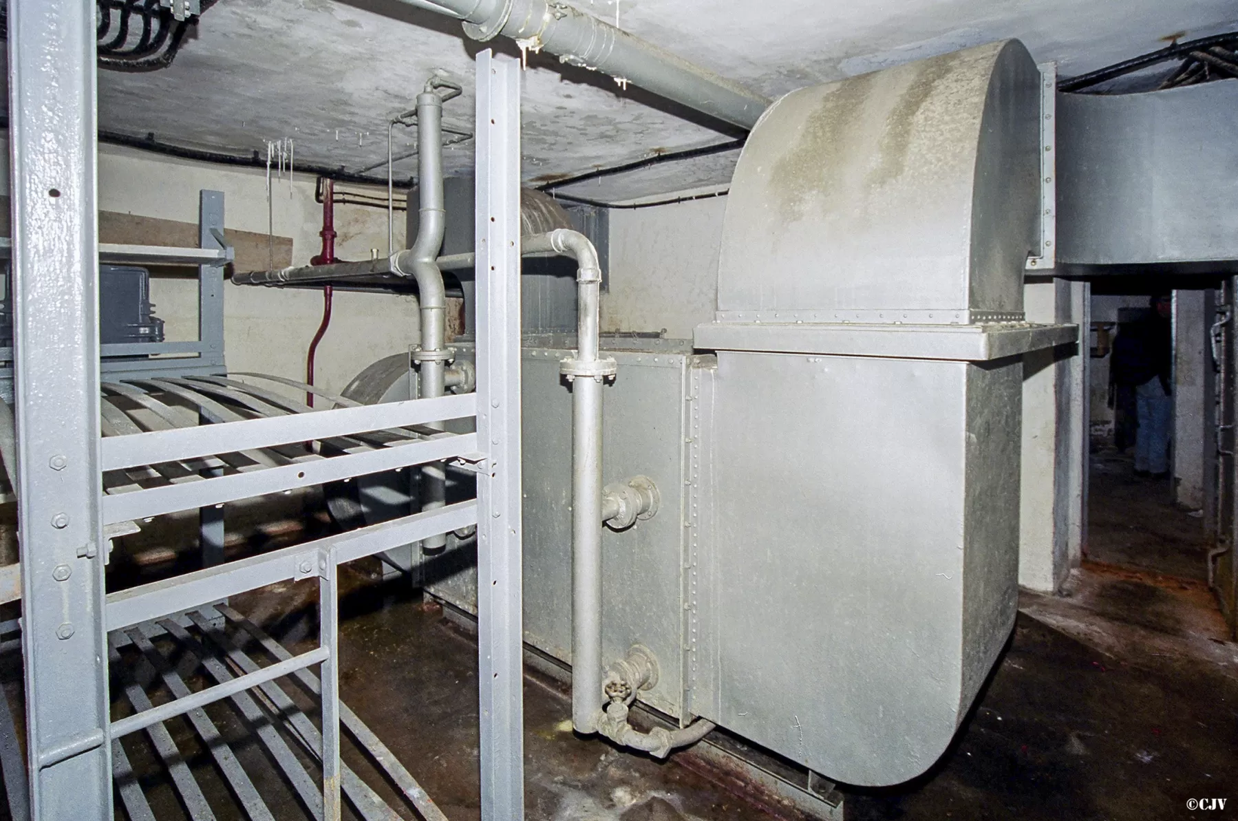 Ligne Maginot - SAINT ANTOINE - (Ouvrage d'artillerie) - Bloc EHM
Etage inférieur
Local de l'aérotherme