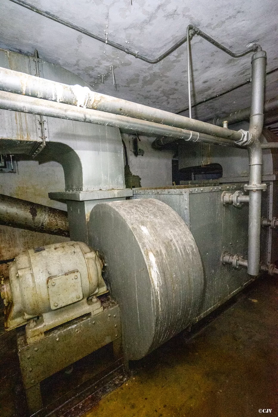 Ligne Maginot - SAINT ANTOINE - (Ouvrage d'artillerie) - Bloc EHM
Etage inférieur
Local de l'aérotherme - Lia VERMEULEN