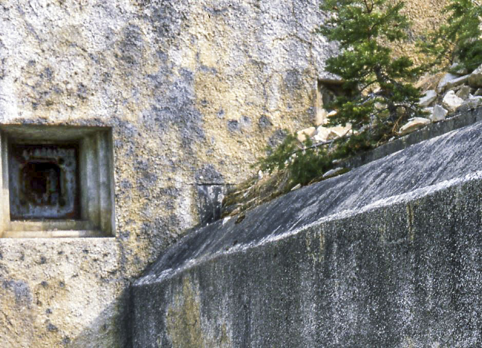 Ligne Maginot - SAINT ANTOINE - (Ouvrage d'artillerie) - Bloc 1
Etat fin des années 80
L'orifice du créneau optique est visible en haut  à droite