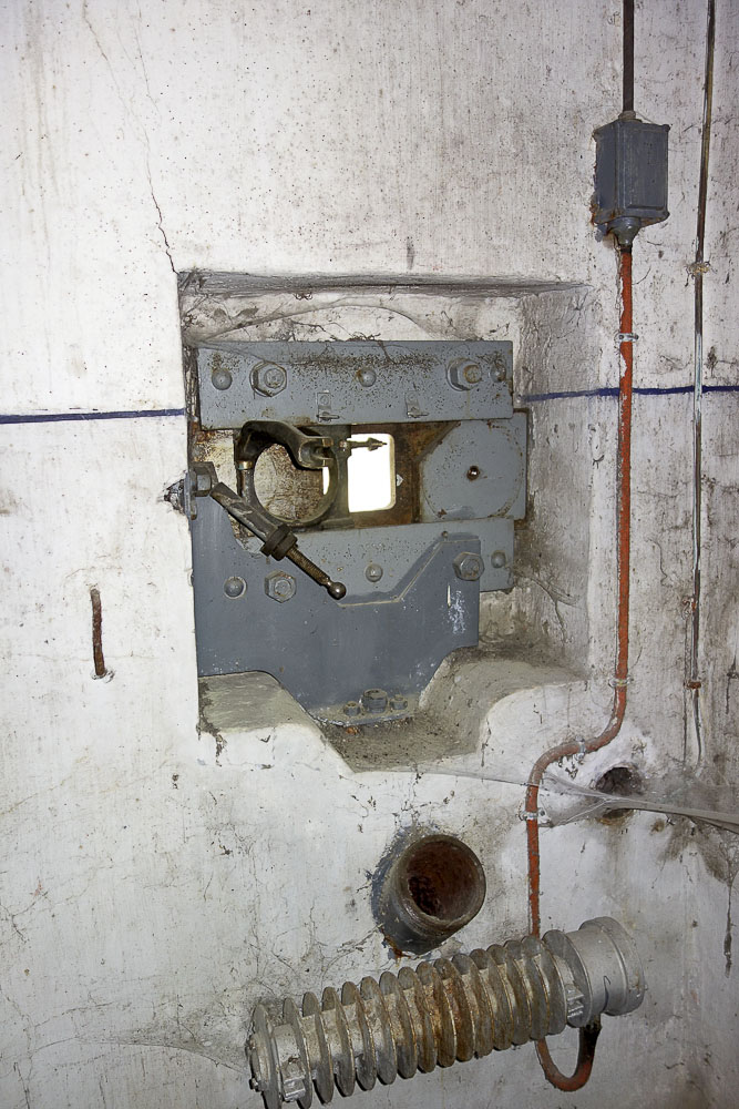 Ligne Maginot - SAINT ANTOINE - (Ouvrage d'artillerie) - Bloc 1
Etage supérieur
Créneau FM de défense rapprochée