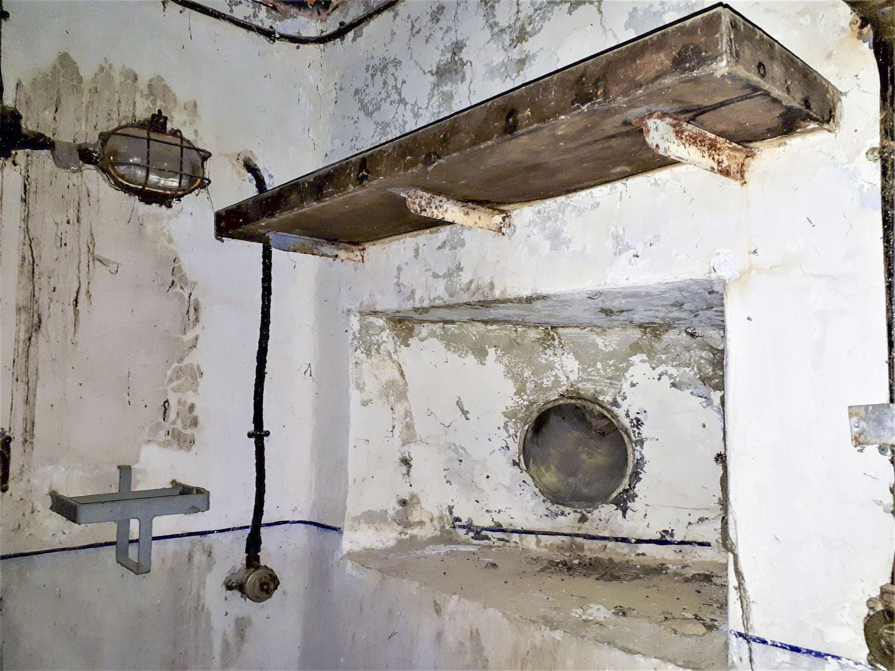 Ligne Maginot - SAINT ANTOINE - (Ouvrage d'artillerie) - Bloc 1
Etage supérieur
Créneau optique et poste téléphonique