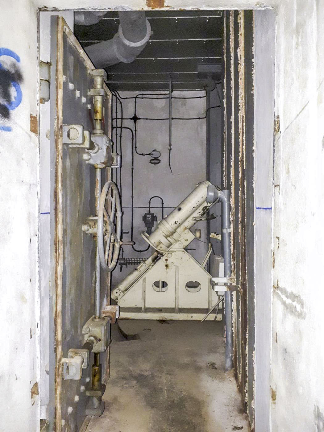 Ligne Maginot - SAINT ANTOINE - (Ouvrage d'artillerie) - Bloc 1
Etage intermédiaire
Entrée de la chambre de tir Ouest pour mortiers de 81