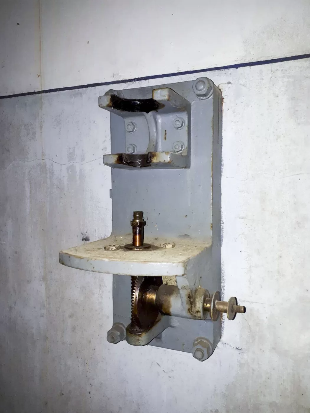 Ligne Maginot - SAINT ANTOINE - (Ouvrage d'artillerie) - Bloc 1
Etage intermédiaire
Dispositif de montage des charges additionnelles sur les obus de 81