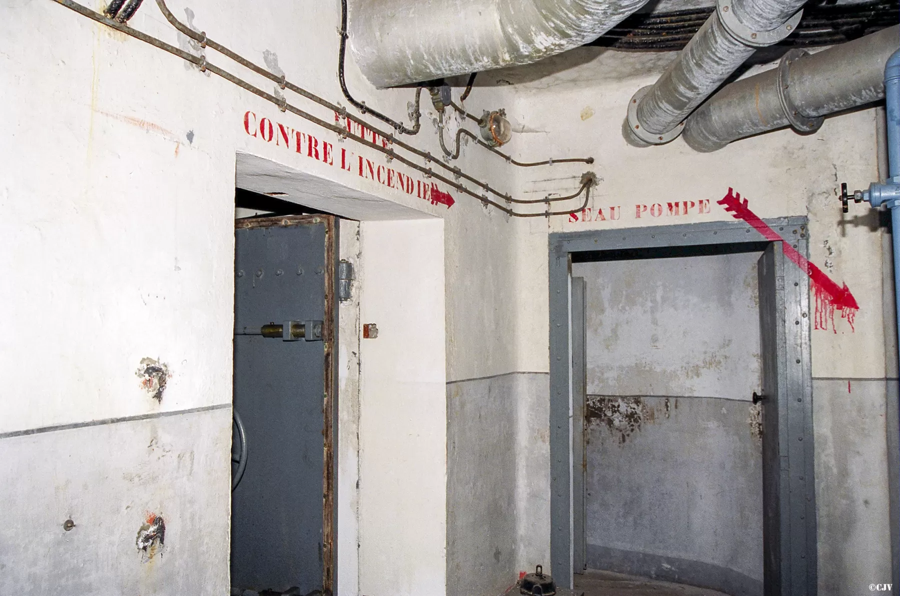 Ligne Maginot - SAINT ANTOINE - (Ouvrage d'artillerie) - Bloc 1
Etage inferieur
A gauche le PC, au fond la chambre de repos