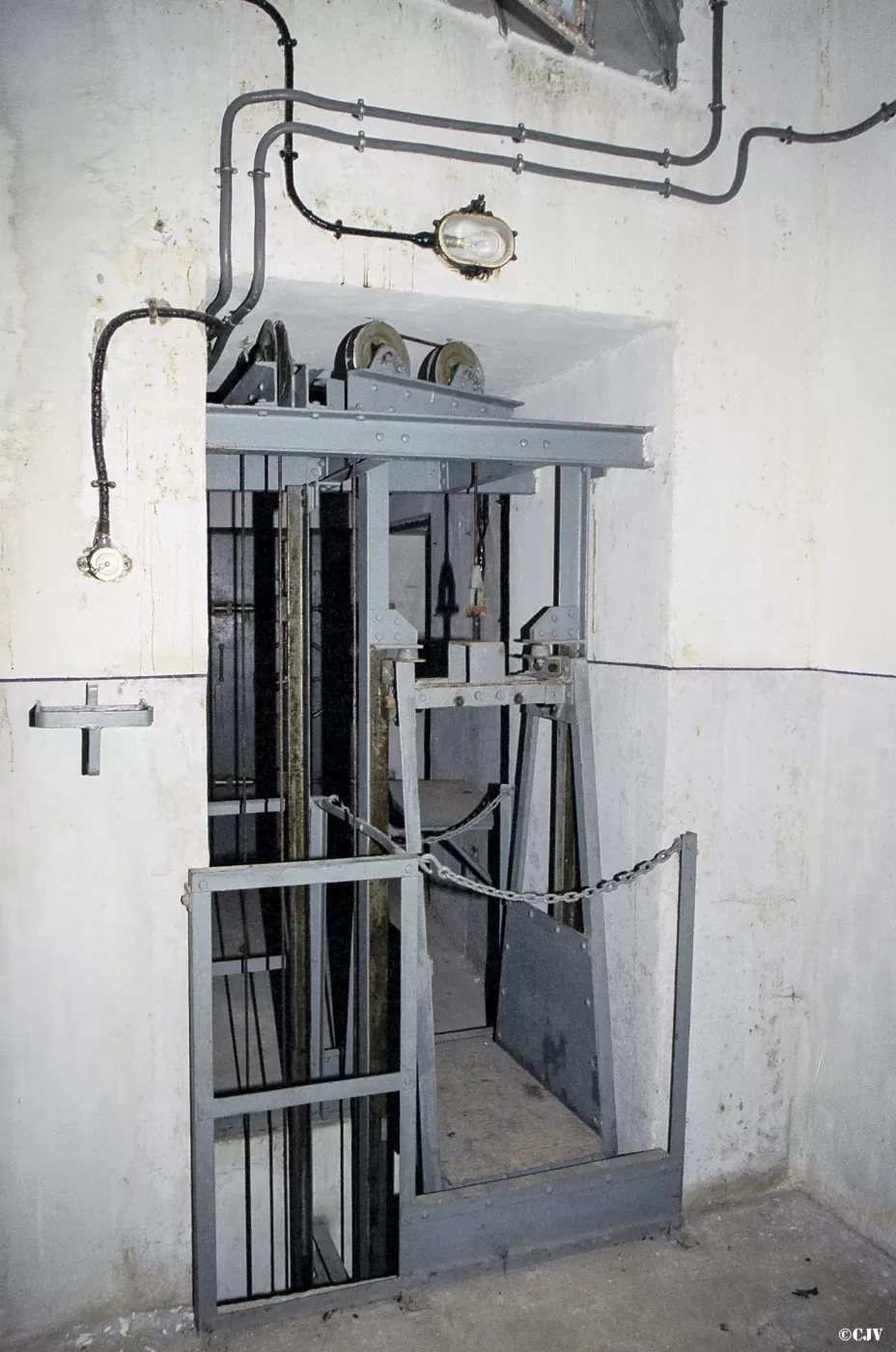 Ligne Maginot - SAINT ANTOINE - (Ouvrage d'artillerie) - Bloc 1
Etage intermédiaire
Monte-charge pour munitions de 81mm non préparées entre les deux chambres de tir Est