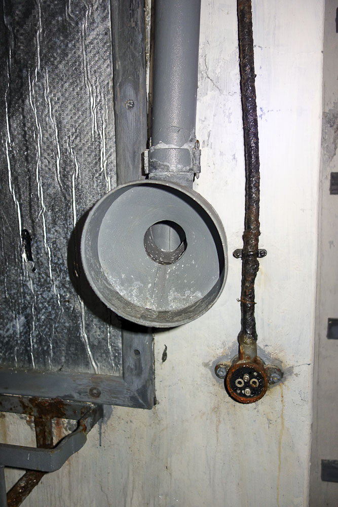 Ligne Maginot - SAINT ANTOINE - (Ouvrage d'artillerie) - Bloc 1
Etage inférieur
PC des mortiers de 81
Prise téléphonique et tube acoustique
