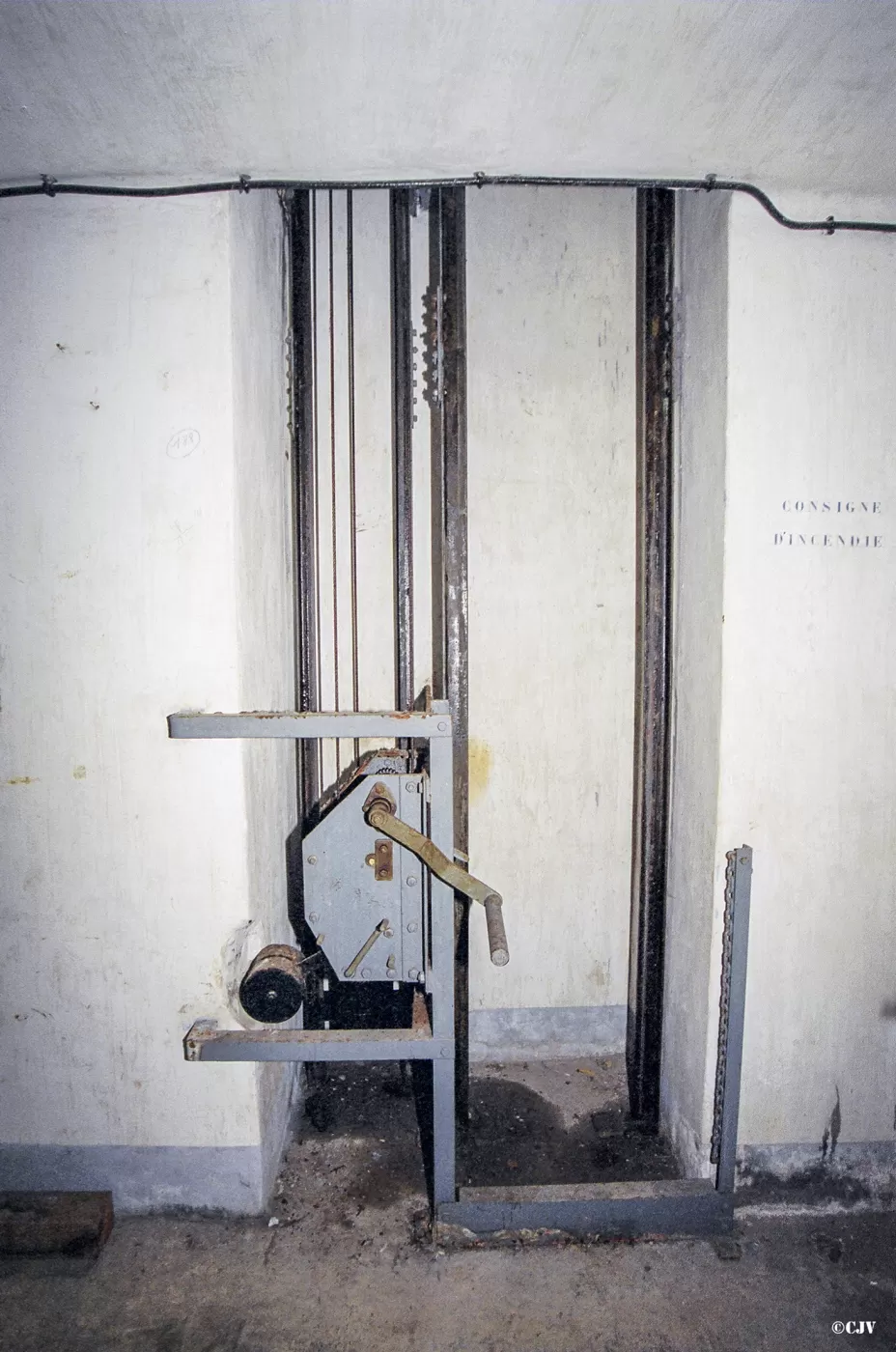 Ligne Maginot - SAINT ANTOINE - (Ouvrage d'artillerie) - Bloc 1
Etage inférieur
Monte-charge pour munitions de 81mm non préparées (chambres de tir Est)