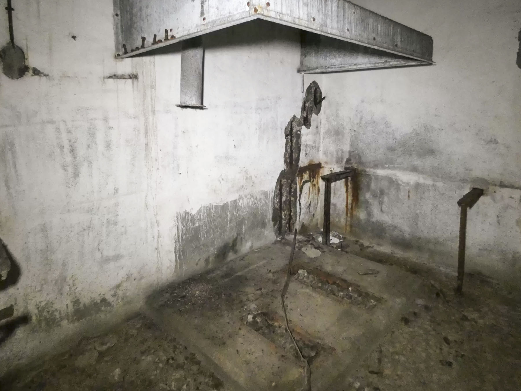 Ligne Maginot - BOIS KARRE - X12 - (Abri) - L'emplacement de la cuisinière avec au-dessus le reste de la hotte. - STENGER Mathieu