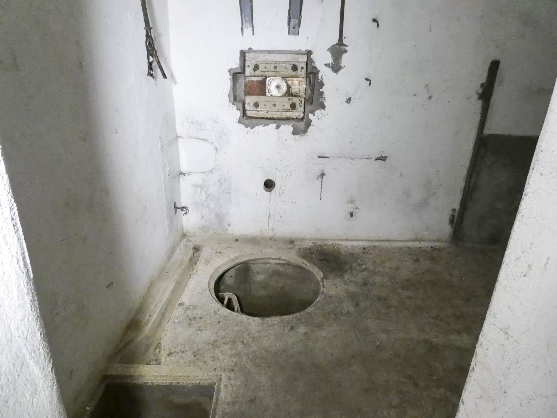 Ligne Maginot - BOIS KARRE - X12 - (Abri) - Les regards vers les fosses des latrines. - STENGER Mathieu