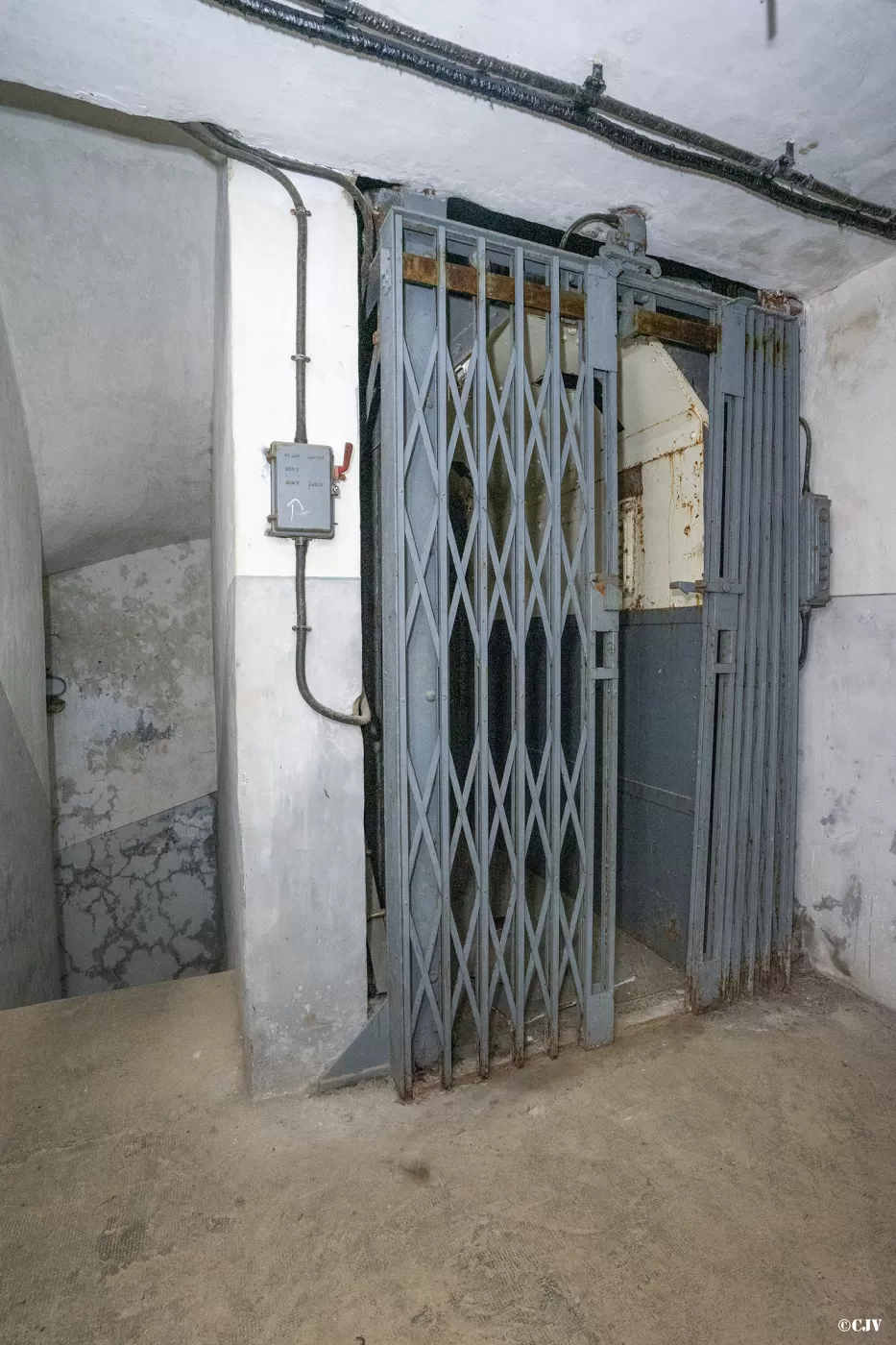 Ligne Maginot - SAINT ANTOINE - (Ouvrage d'artillerie) - Bloc 1
Le monte-charge - Lia VERMEULEN