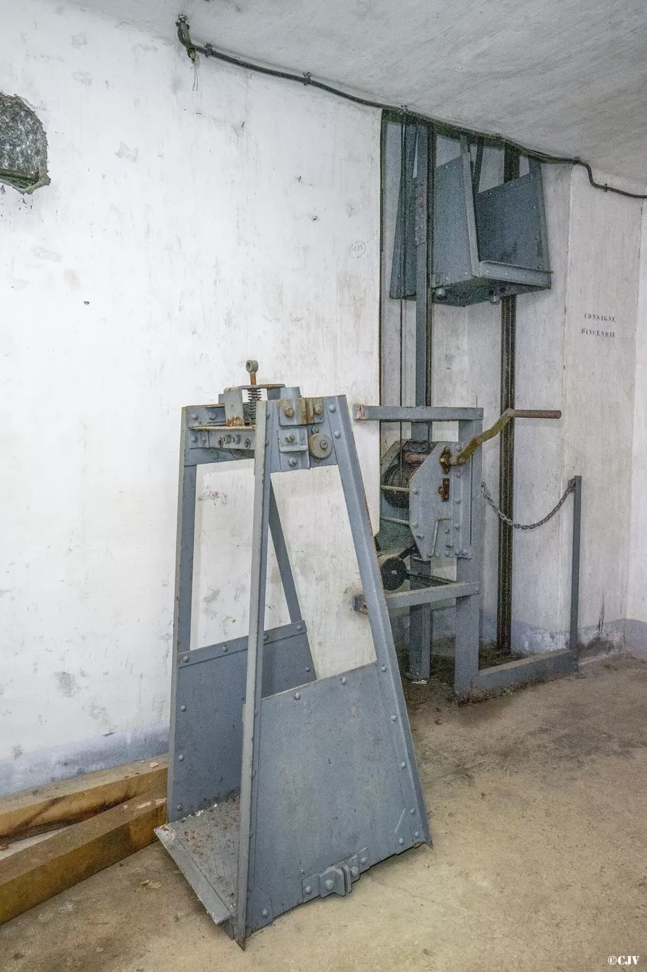 Ligne Maginot - SAINT ANTOINE - (Ouvrage d'artillerie) - Bloc 1
Etage inférieur
Monte-charge pour munitions de 81mm non préparées (chambres de tir Est) - Lia VERMEULEN