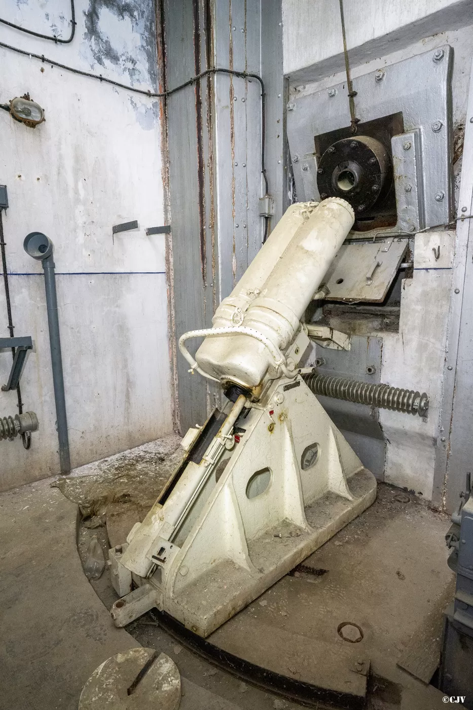 Ligne Maginot - SAINT ANTOINE - (Ouvrage d'artillerie) - Bloc 1
Etage intermédiaire
Chambre de tir Ouest pour mortiers de 81 - Lia VERMEULEN