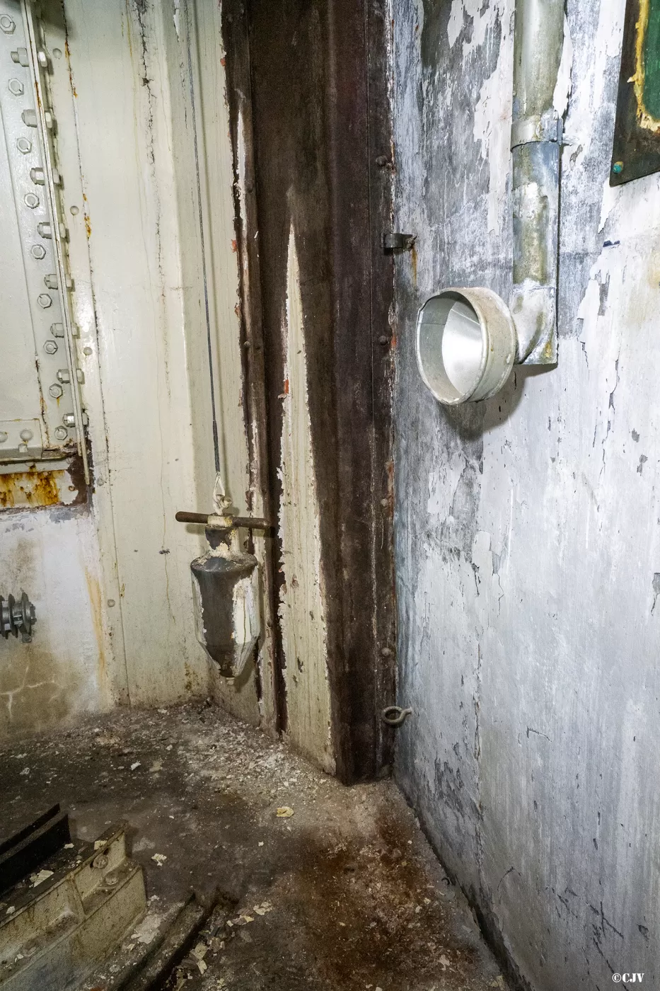 Ligne Maginot - SAINT ANTOINE - (Ouvrage d'artillerie) - Bloc 1
Etage supérieur
Tube acoustique et contre-poids du volet - Lia VERMEULEN