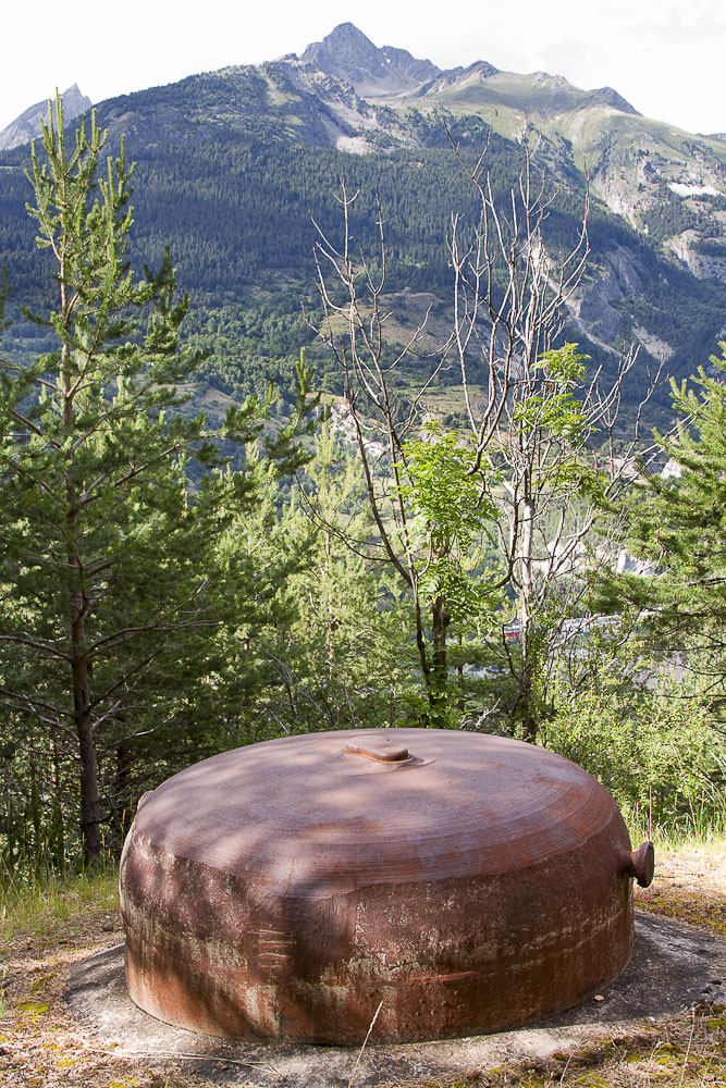 Ligne Maginot - SAINT ANTOINE - (Ouvrage d'artillerie) - Bloc 2
Cloche VDP sur fond de Râteau d'Aussois