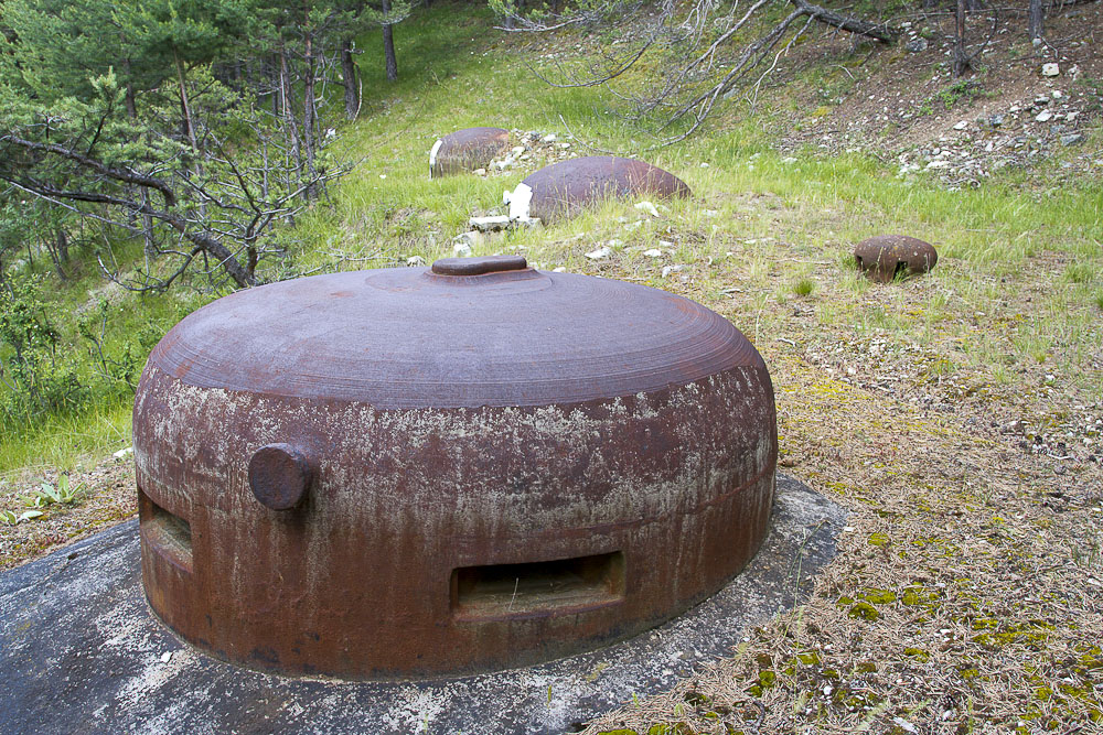 Ligne Maginot - SAINT ANTOINE - (Ouvrage d'artillerie) - Bloc 2
Cloche VDP
Au second plan une cloche de prise d'air et les deux cloches JM
