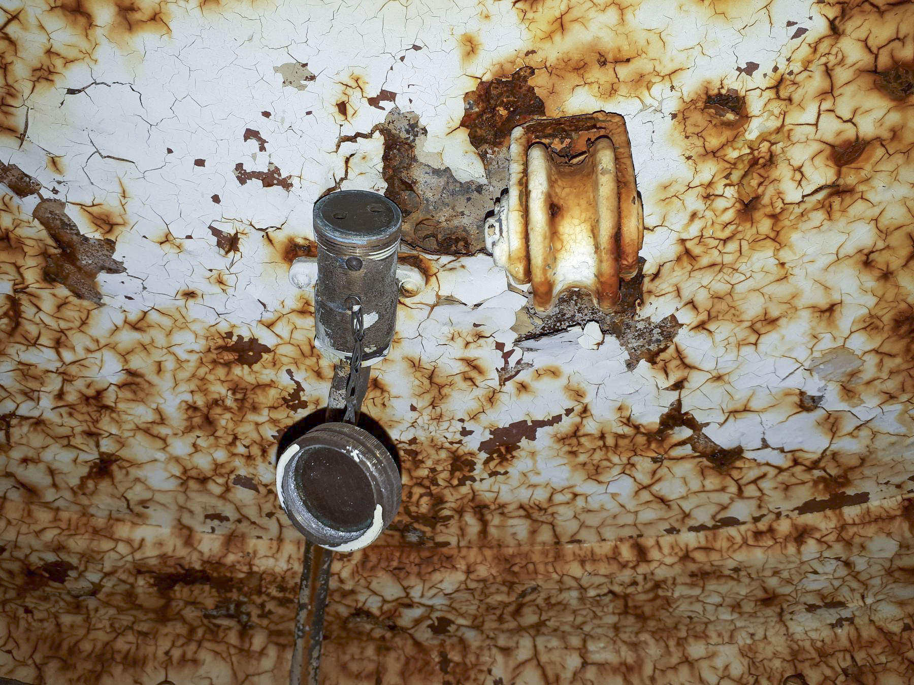 Ligne Maginot - SAINT ANTOINE - (Ouvrage d'artillerie) - Bloc 2
Cloche VDP
Prise téléphonique et poulie de manutention du périscope