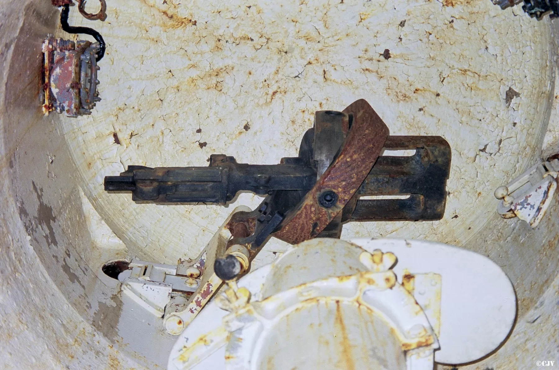 Ligne Maginot - SAINT ANTOINE - (Ouvrage d'artillerie) - Bloc 2
Première cloche pour jumelage de mitrailleuses
2000