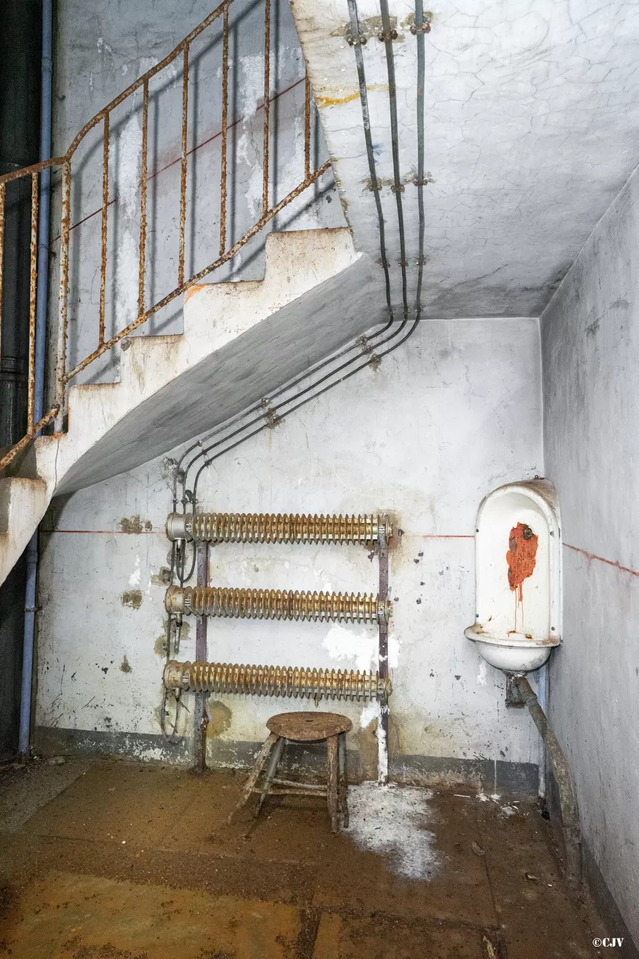 Ligne Maginot - SAINT ANTOINE - (Ouvrage d'artillerie) - Bloc 2
En dessous de l'escalier - Lia VERMEULEN