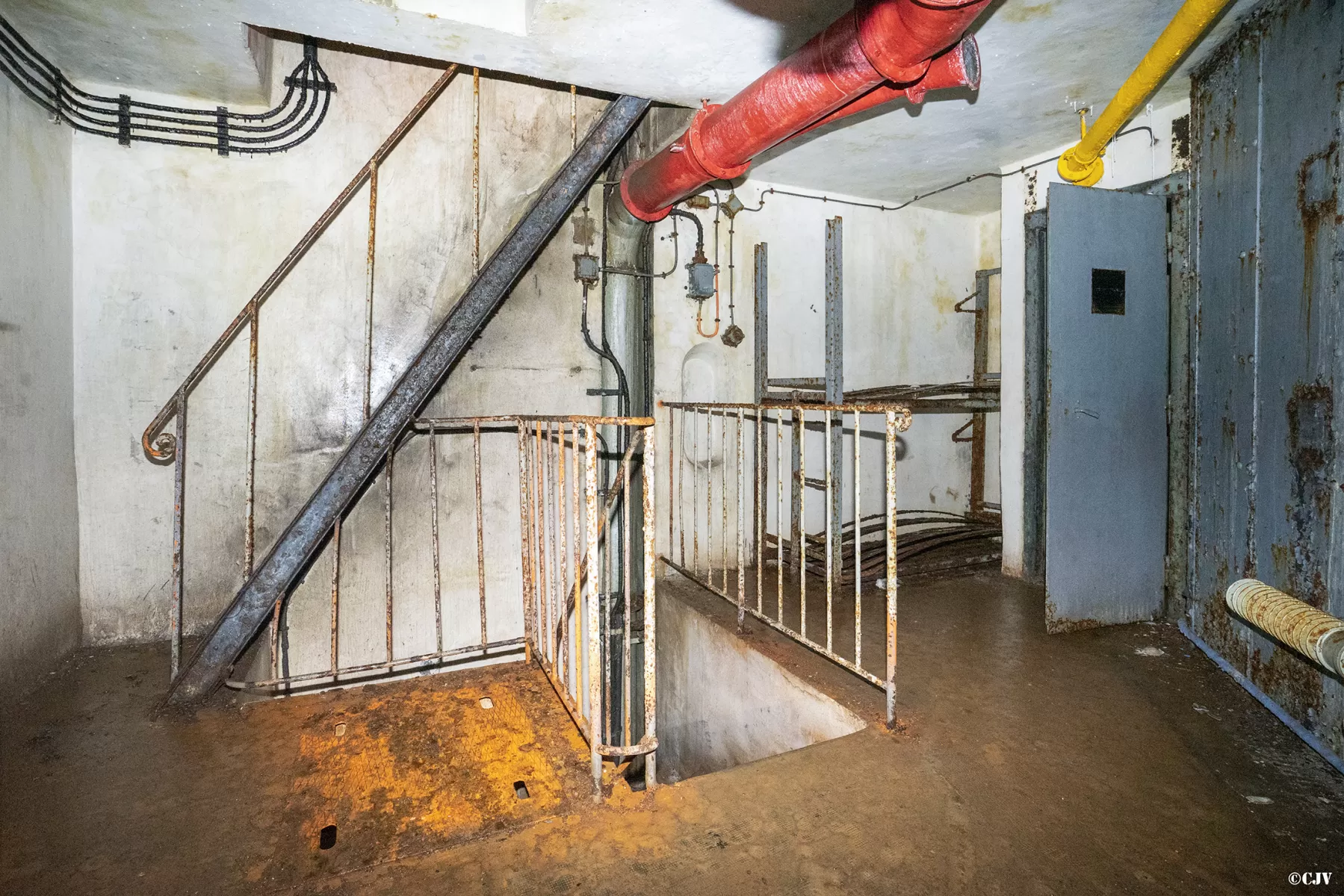 Ligne Maginot - SAINT ANTOINE - (Ouvrage d'artillerie) - Bloc 2
Etage inférieur avec le passage de dalle - Lia VERMEULEN
