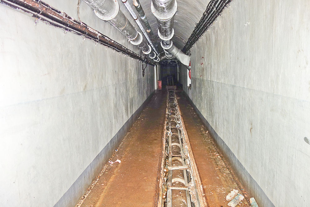 Ligne Maginot - SAINT ANTOINE - (Ouvrage d'artillerie) - Galerie principale
Les plaques recouvrant la conduite des eaux usées ont disparus