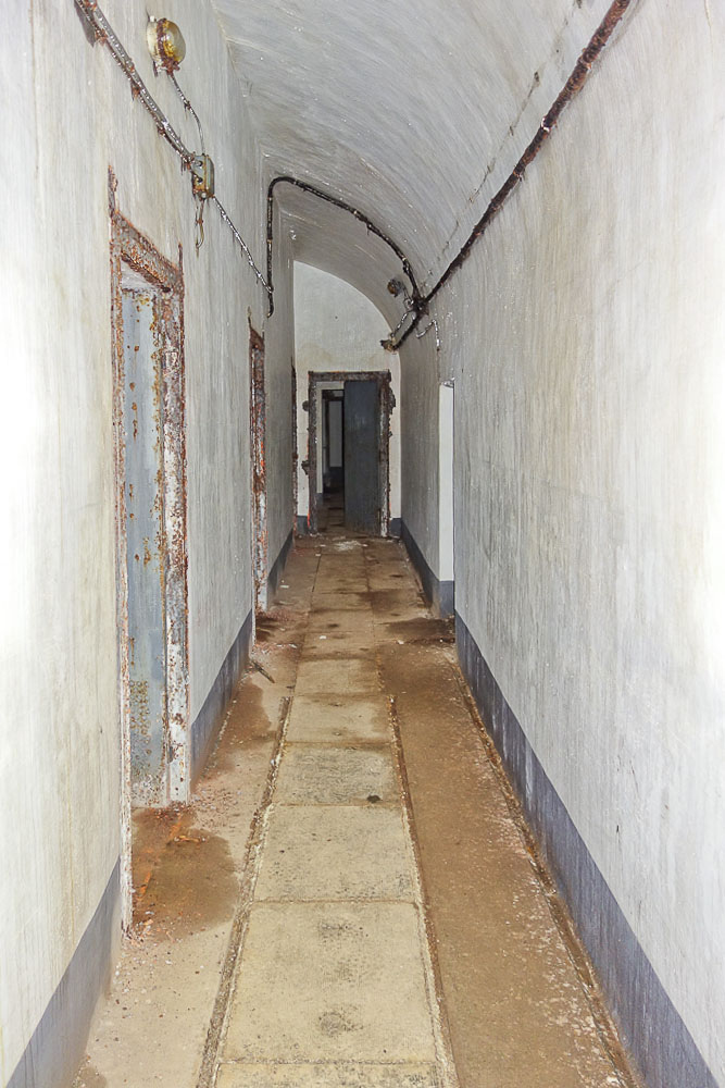 Ligne Maginot - SAINT ANTOINE - (Ouvrage d'artillerie) - Galerie 2 de la caserne
Les portes donnent de l'avant à l'arrière sur le PC d'ouvrage, la chambre du commandant d'ouvrage, une chambre pour 5 officiers et tout au fond une salle de réunion