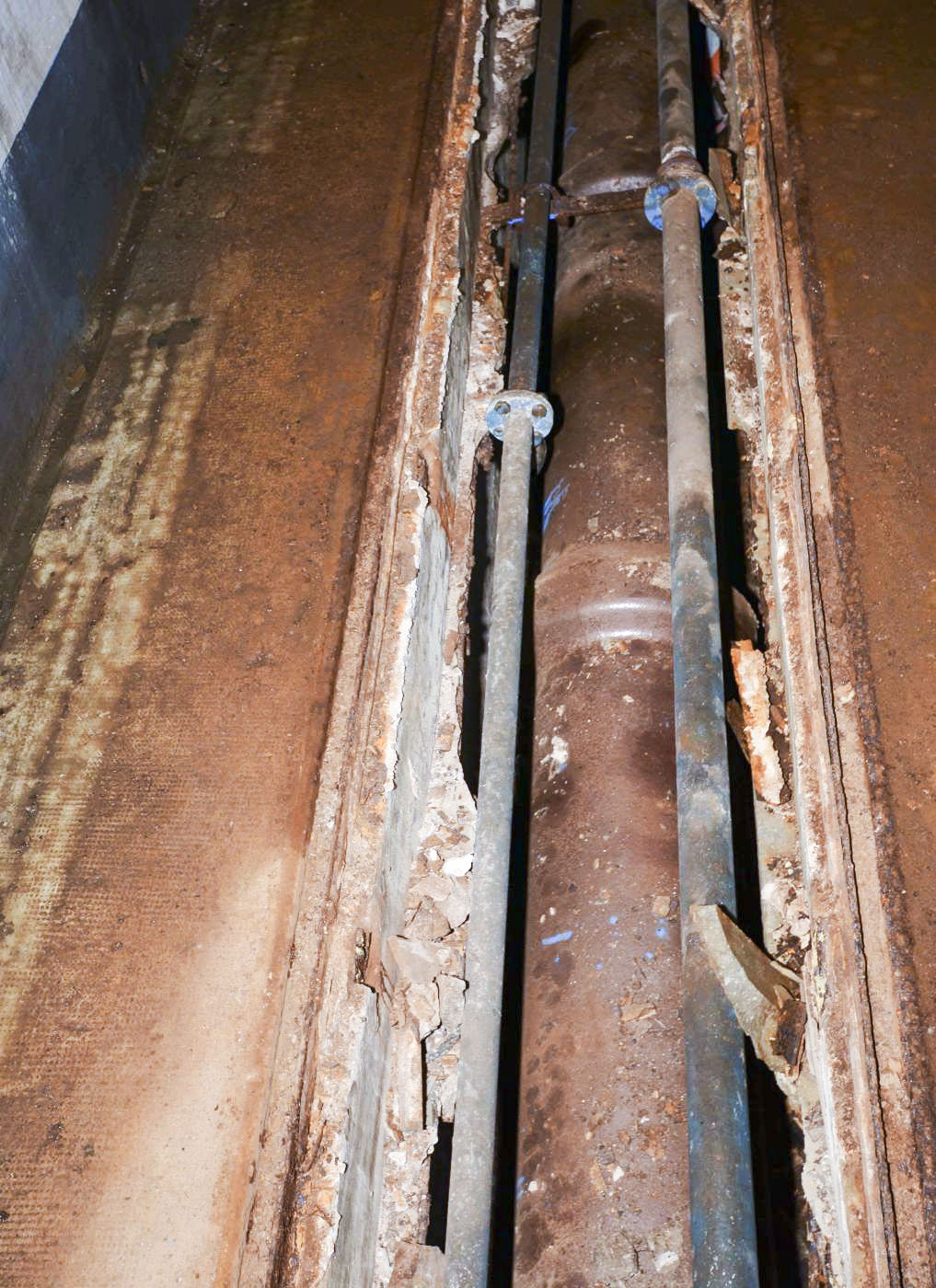 Ligne Maginot - SAINT ANTOINE - (Ouvrage d'artillerie) - Vue du collecteur principal de l'égout circulant dans un carneau dans le radier de la galerie - Pascal Lambert