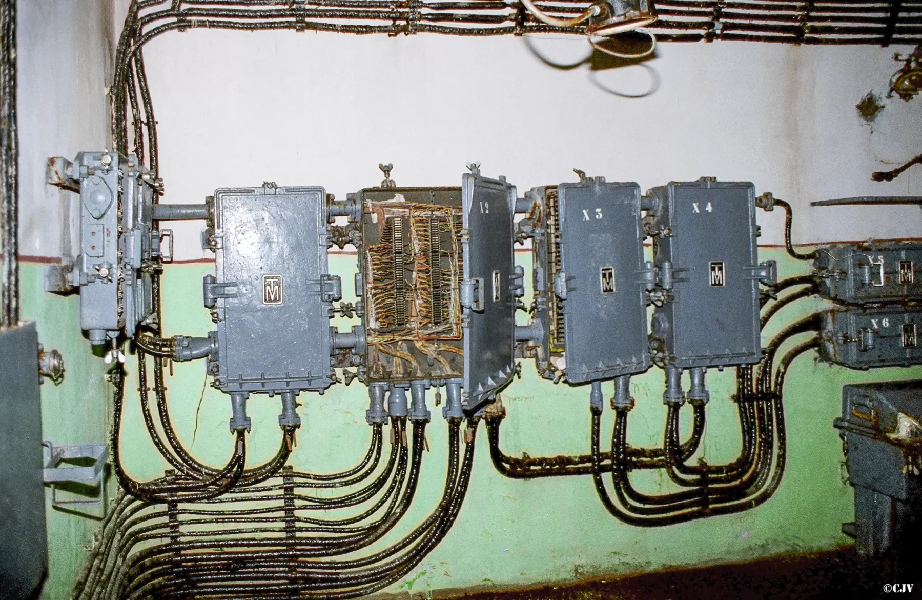 Ligne Maginot - SAINT ANTOINE - (Ouvrage d'artillerie) - Le central téléphonique
Le répartiteur téléphonique principal de l'ouvrage et les boitiers de protection