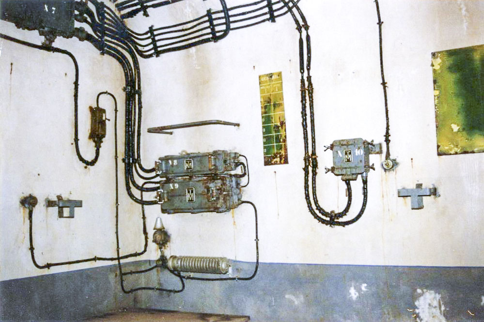 Ligne Maginot - SAINT ANTOINE - (Ouvrage d'artillerie) - Le central téléphonique
Les panneaux muraux du central à 48 directions - Pascal LAMBERT