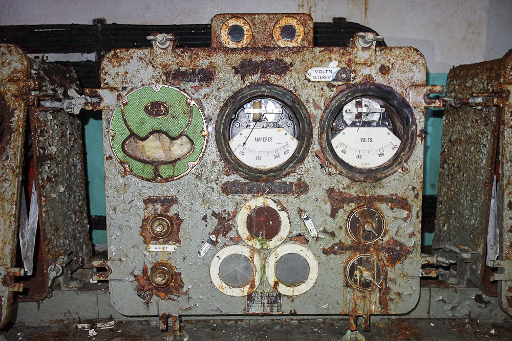 Ligne Maginot - SAINT ANTOINE - (Ouvrage d'artillerie) - L'usine électrique
Tableau de commande et de réglage des groupes électrogènes