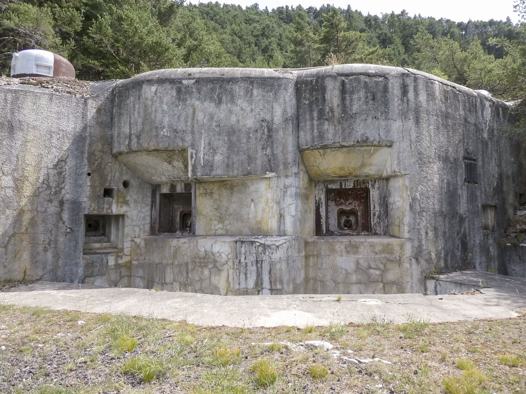 Ligne Maginot - SAINT ANTOINE - (Ouvrage d'artillerie) - Bloc 1
Créneaux de 75 mle 31 et cloche GFM - ELLENA Daniel - CUNY Philippe