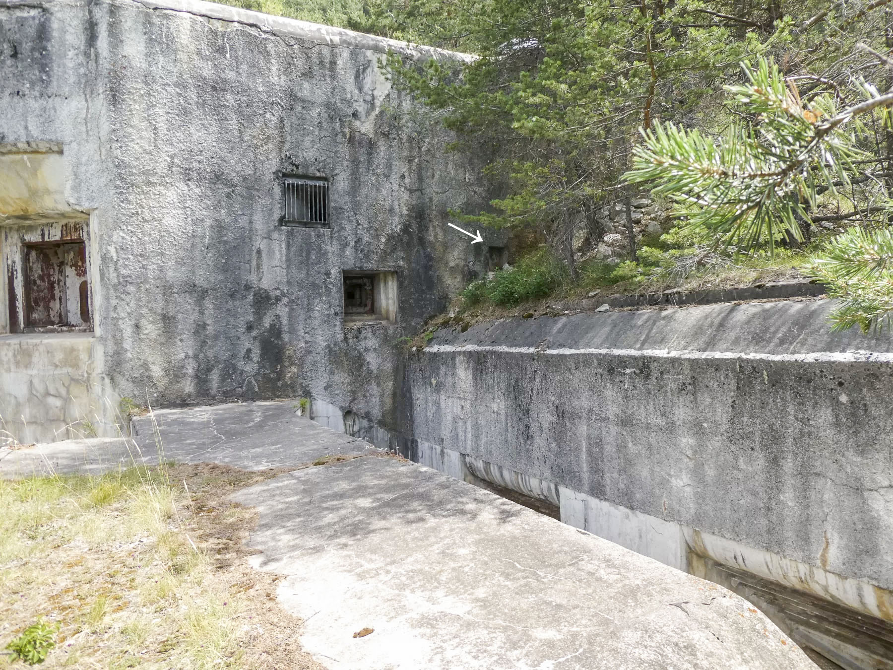 Ligne Maginot - SAINT ANTOINE - (Ouvrage d'artillerie) - Bloc 1
Le créneau optique à droite du créneau FM - ELLENA Daniel - CUNY Philippe