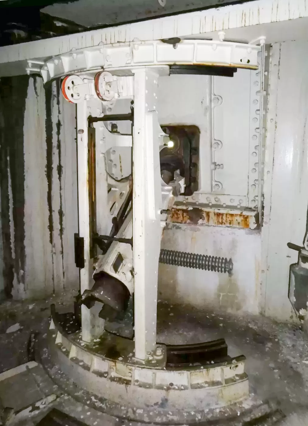 Ligne Maginot - SAINT ANTOINE - (Ouvrage d'artillerie) - Bloc 1
Etage supérieur
Obusier de 75 mle 31 - ELLENA Daniel - CUNY Philippe