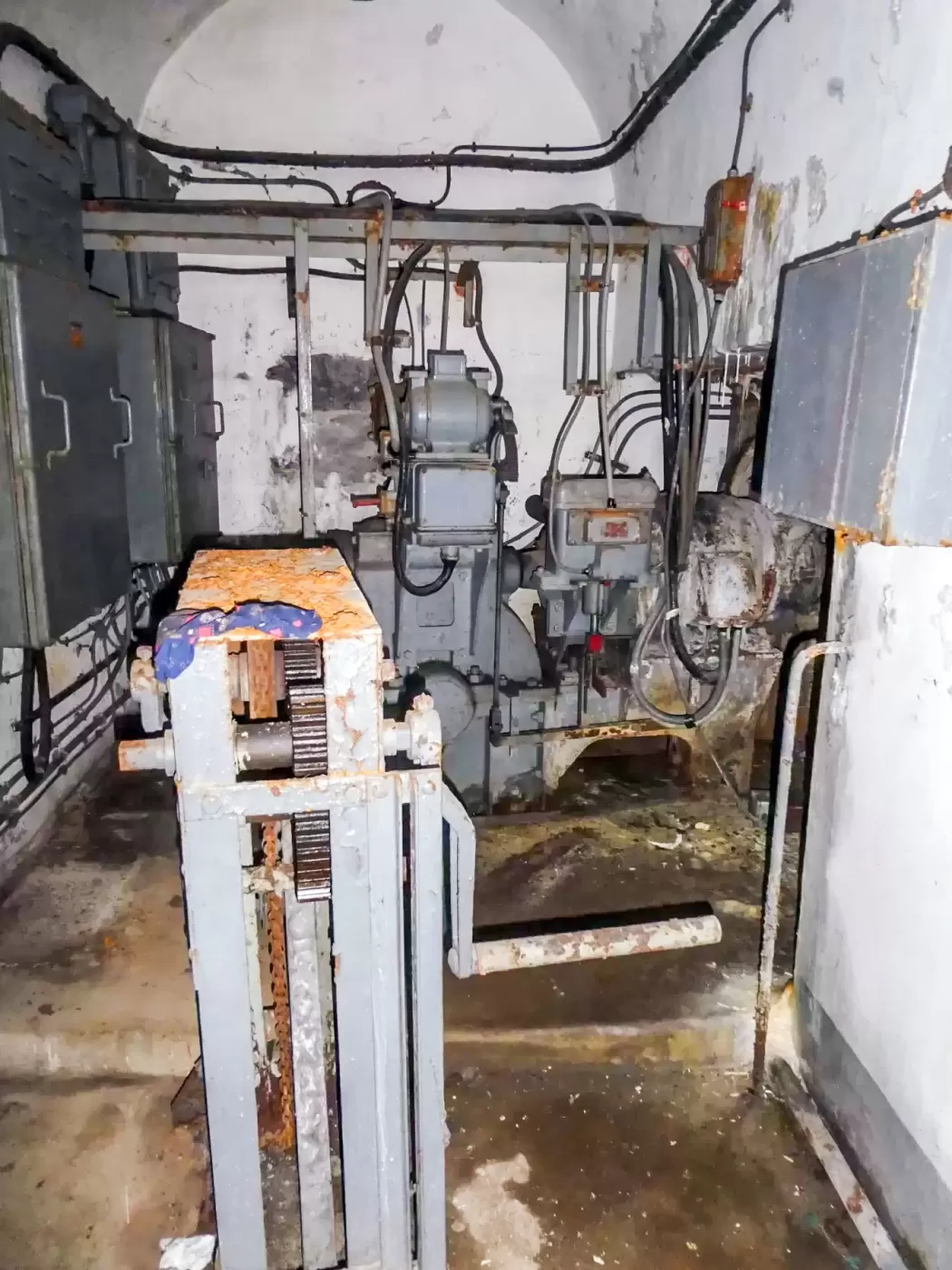 Ligne Maginot - SAINT ANTOINE - (Ouvrage d'artillerie) - Bloc 1
La machinerie du monte-charge - ELLENA Daniel - CUNY Philippe