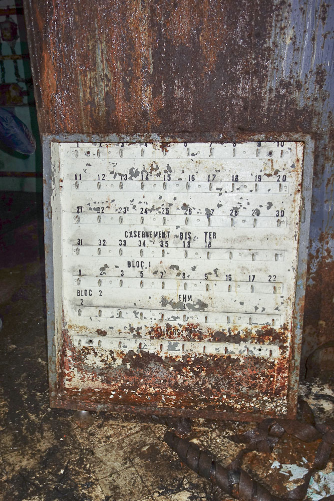 Ligne Maginot - SAINT ANTOINE - (Ouvrage d'artillerie) - Entrée
Tableau des clés déposé sur le sol de l'usine - Michel Teiten