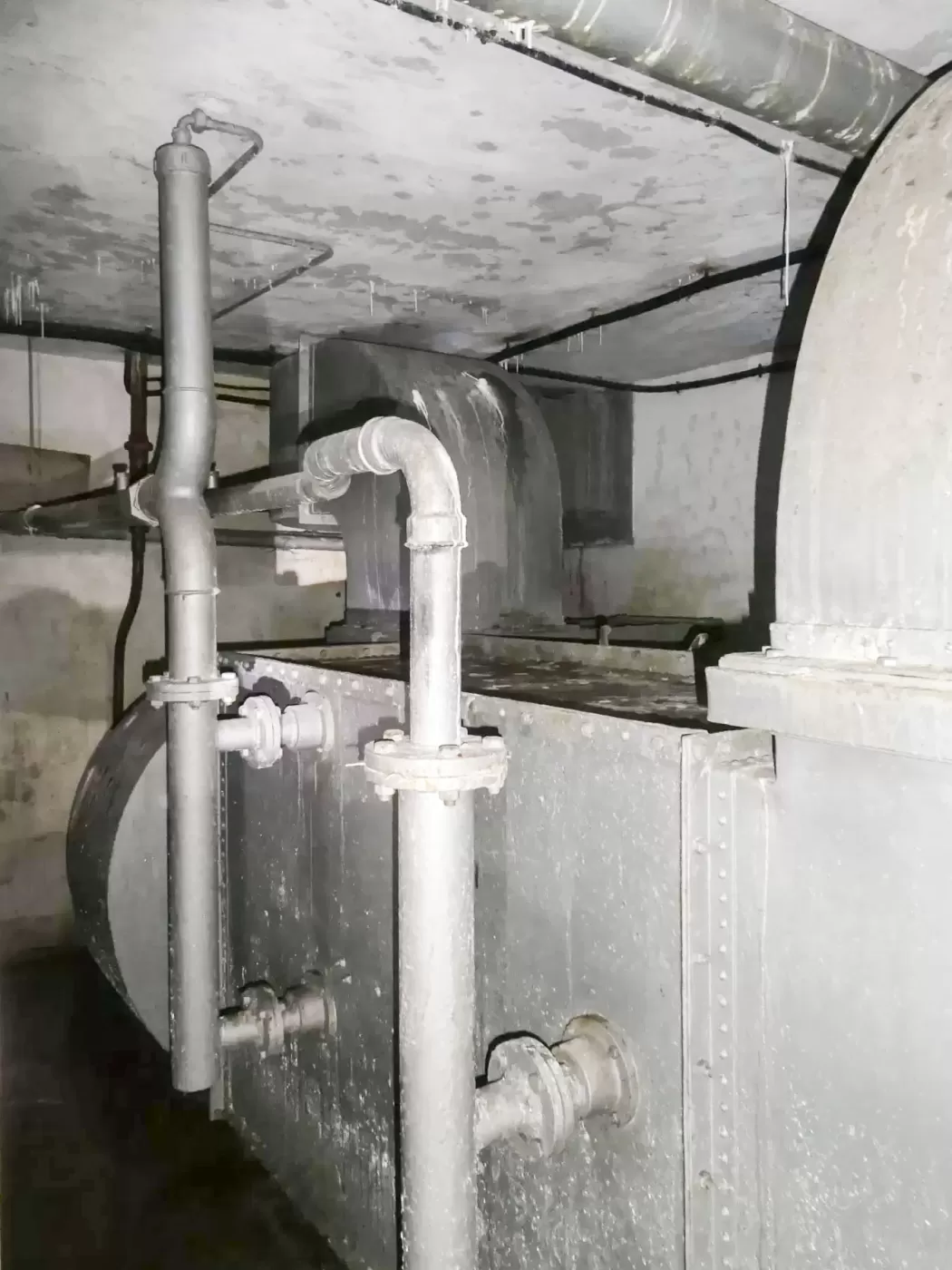 Ligne Maginot - SAINT ANTOINE - (Ouvrage d'artillerie) - Bloc EHM
Etage inférieur
Local de l'aérotherme - ELLENA Daniel - CUNY Philippe