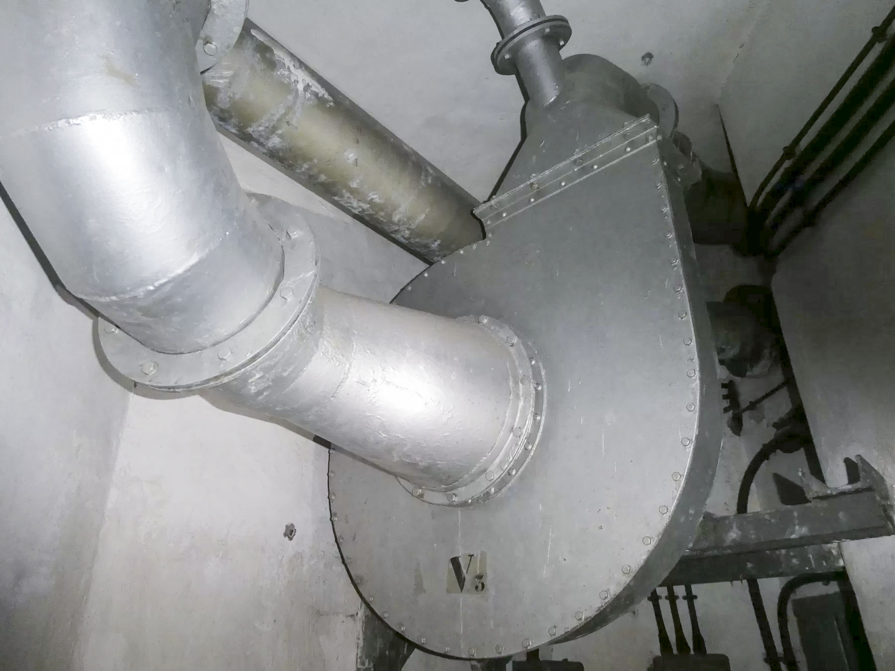 Ligne Maginot - SAINT ANTOINE - (Ouvrage d'artillerie) - Bloc EHM
Etage inférieur
Local de l'aérotherme - ELLENA Daniel - CUNY Philippe